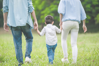 子供と手をつなぐ家族
